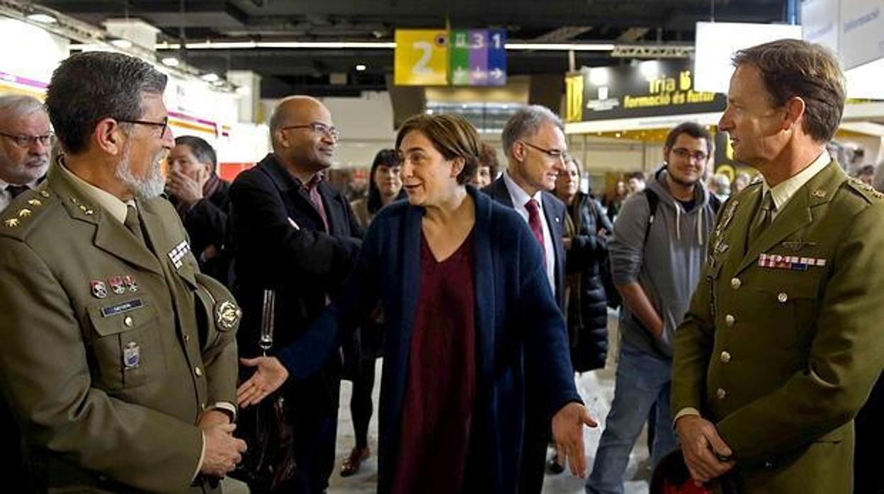 Ada Colau en el Salón de Enseñanza de 2016 junto a los militares