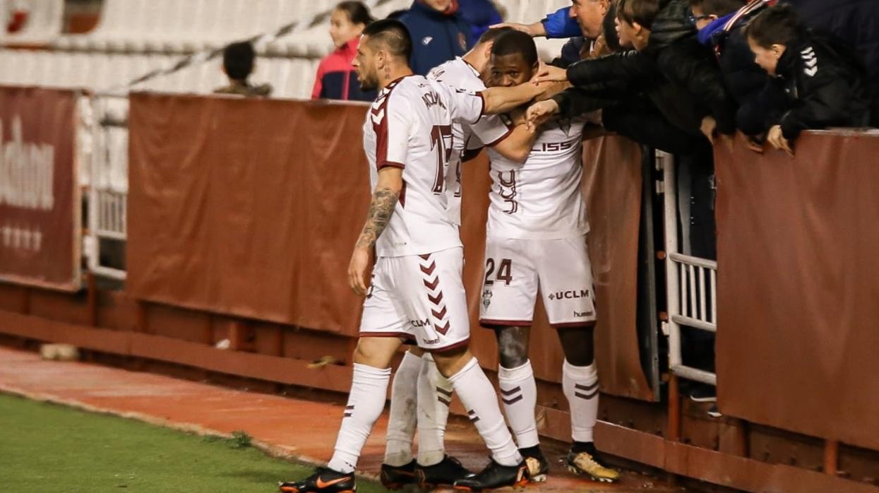 El francés Bela celebró el gol con los aficionados y eso le valió la segunda amarilla, y la consiguiente expulsión