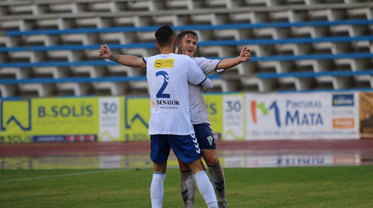 Los jugadores del Marbella celebran uno de los goles de la victoria frente al CF Talavera