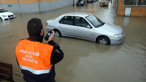 Rescatado un hombre «con el agua al cuello» tras intentar pasar por un túnel cortado en Alboraya