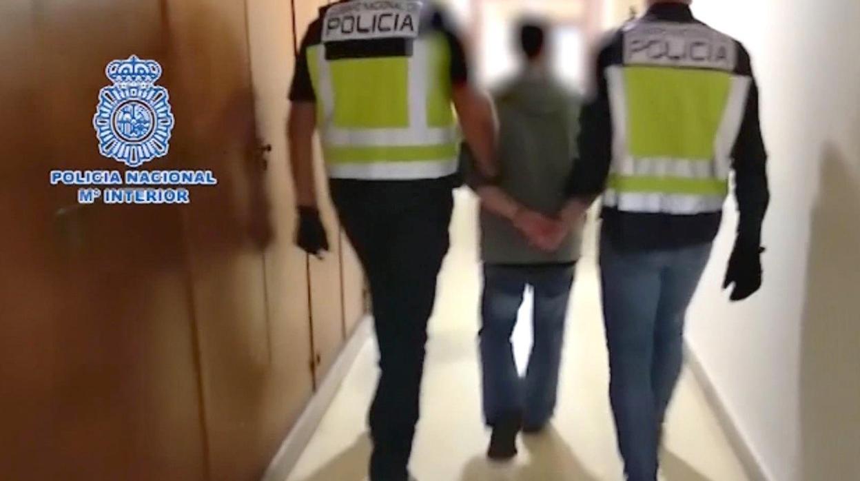 César Román, cuando fue arrestado por la Policía en Zaragoza