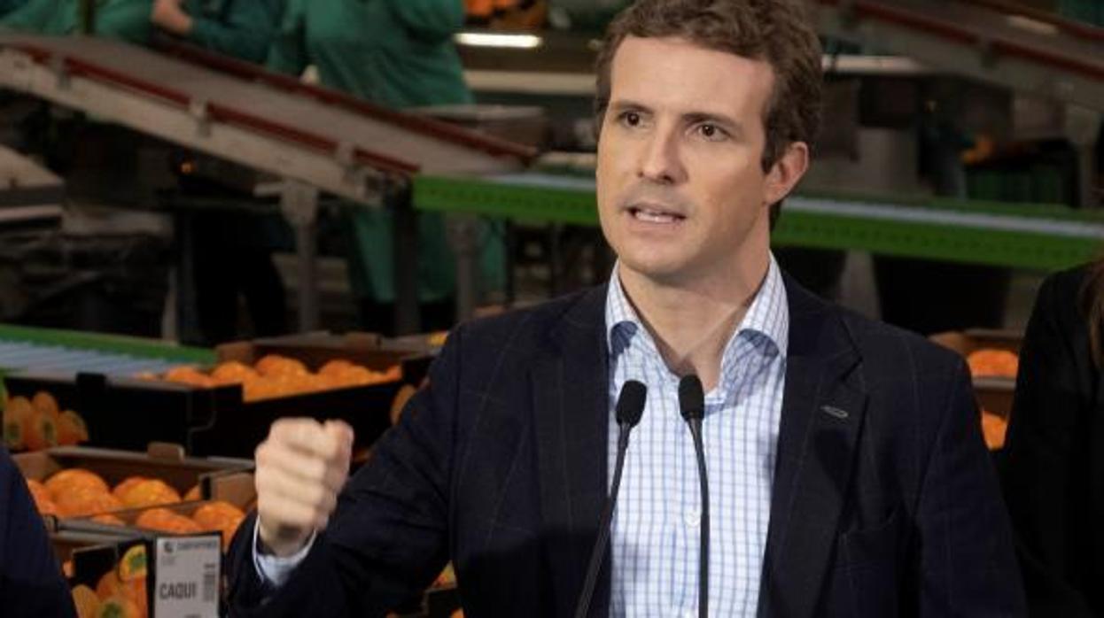 El presidente del PP, Pablo Casado, en la lonja de Isla Cristina