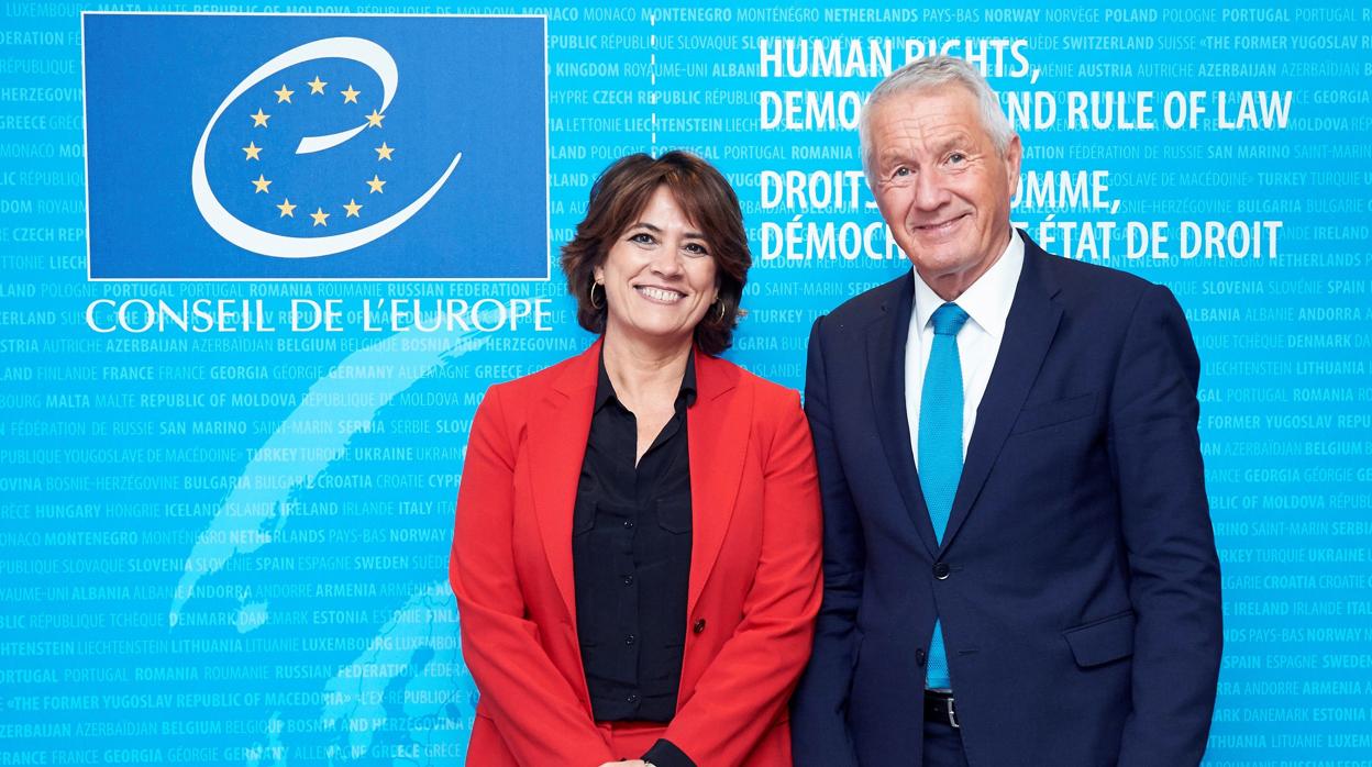 Dolores Delgado, junto al secretario general del Consejo de Europa, Thorbjorn Jagland