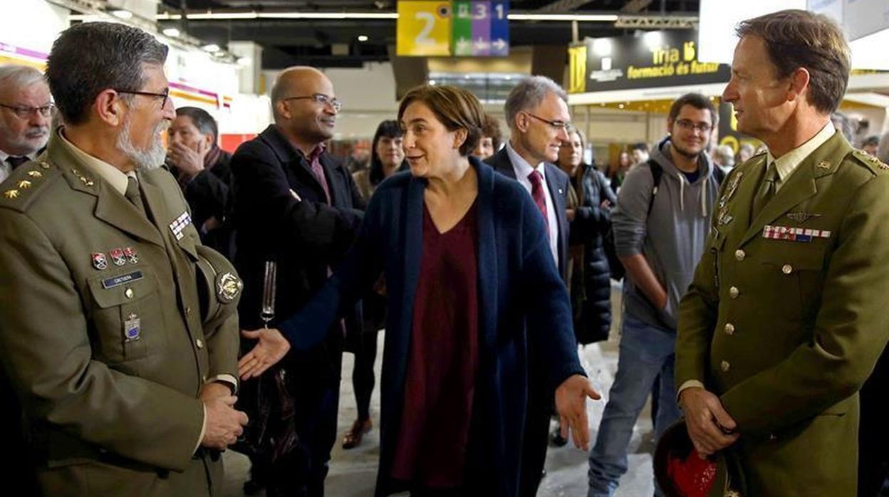 La alcaldesa de Barcelona con representantes de las Fuerzas Armadas en el Salón de la Enseñanza