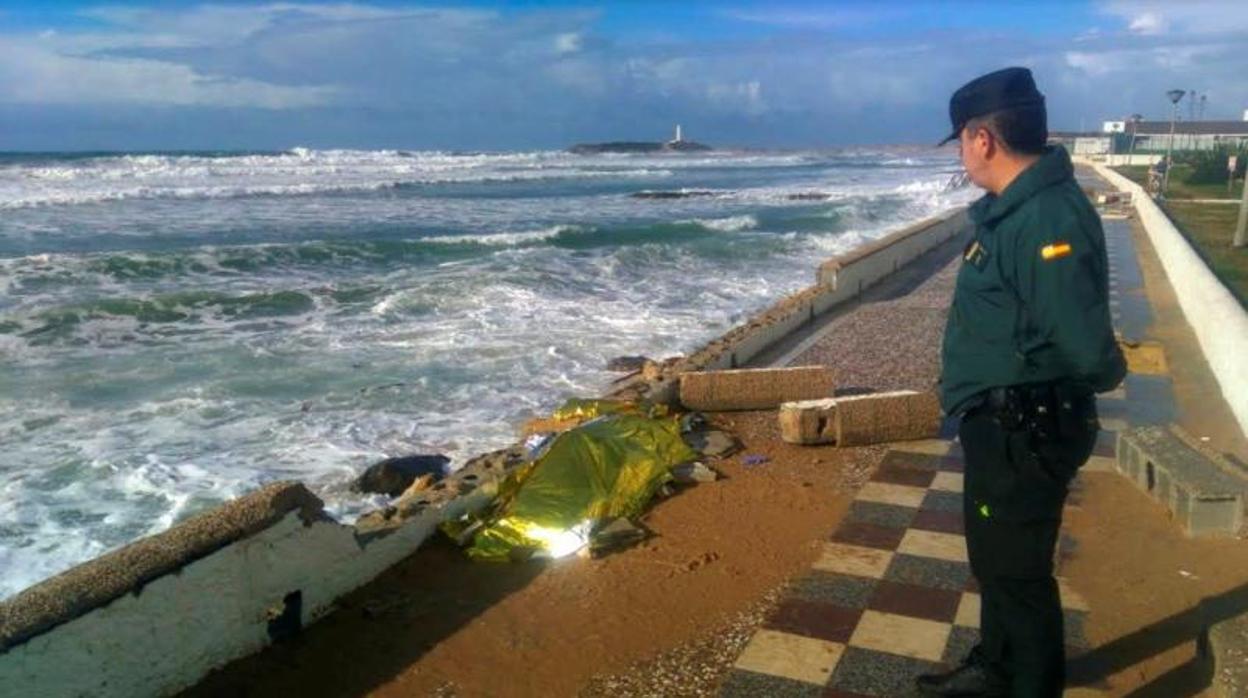 La Guardia Civil rescató ayer un nuevo cadáver tras el naufragio de una patera en Cádiz