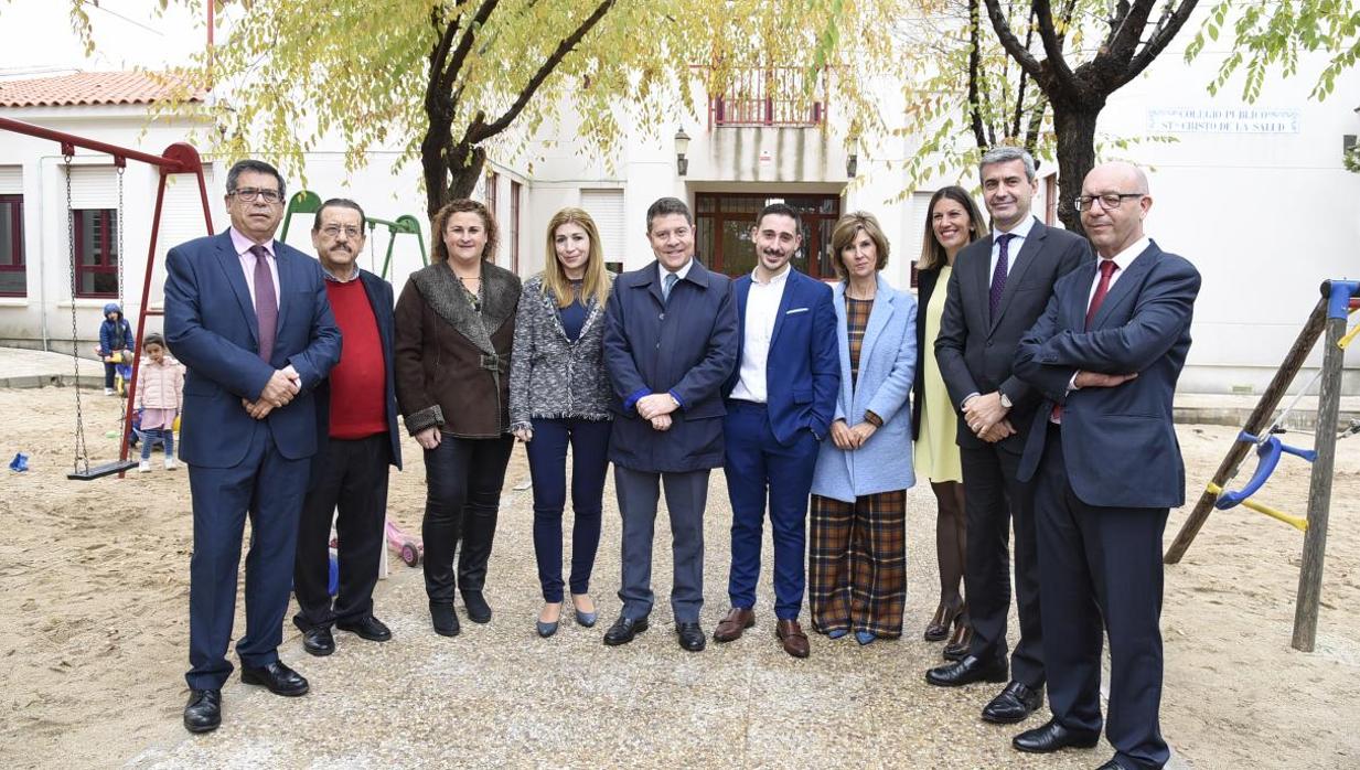 García-Page, junto al alcalde de Noez, José Antonio Ruiz, durante su visita al municipio