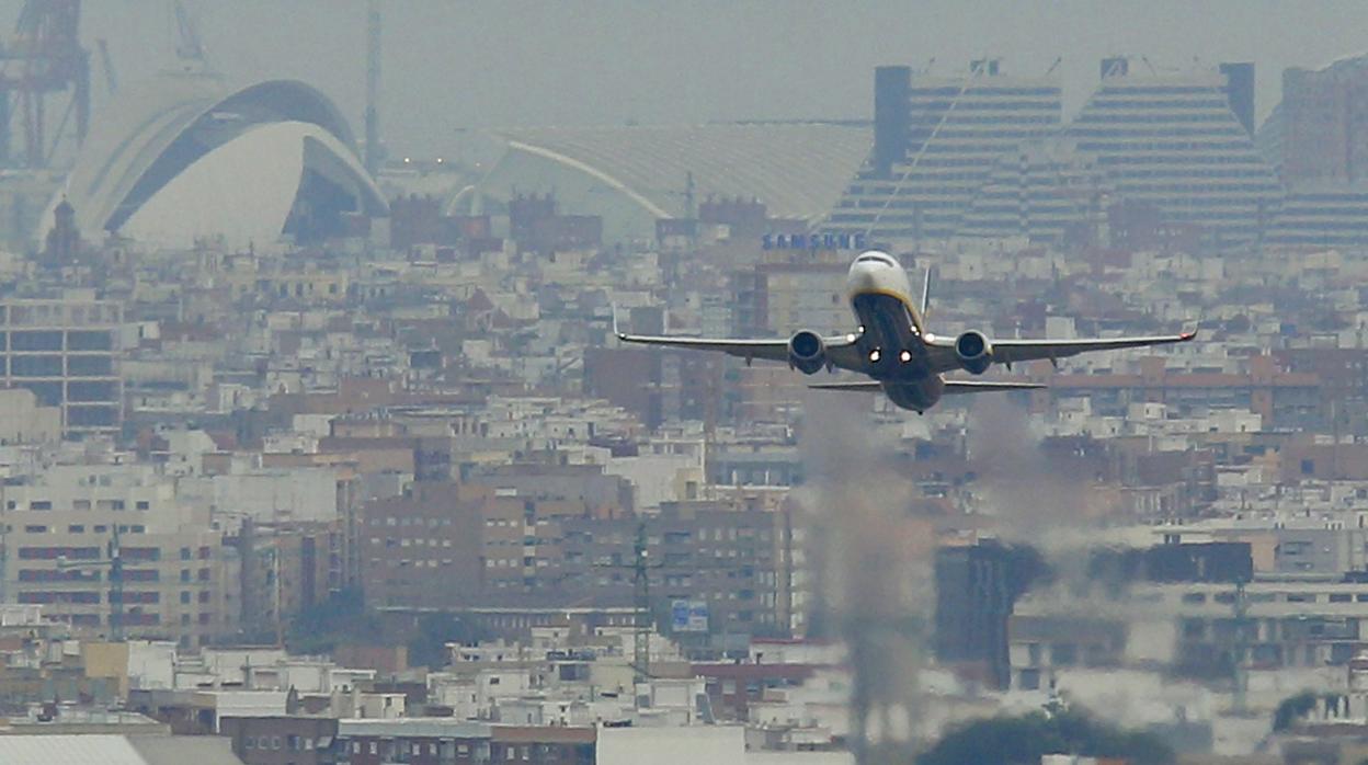 Imagen de un avión sobrevolando la ciudad de Valencia