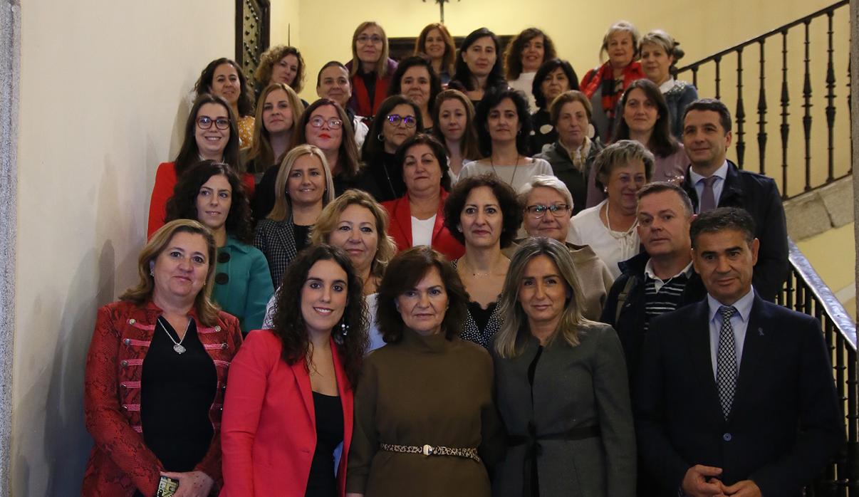 La vicepresidenta Carmen Calvo, con la alcaldesa, Milagros Tolón, las concejalas Rosana Rodríguez e Inés Sandoval y el delegado del Gobierno, Manuel González Ramos, y los miembros del Consejo Lcal de la Mujer