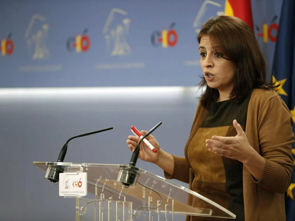 La portavoz del Grupo Parlamentario Socialista, Adriana Lastra, en rueda de prensa en el Congreso de los Diputados