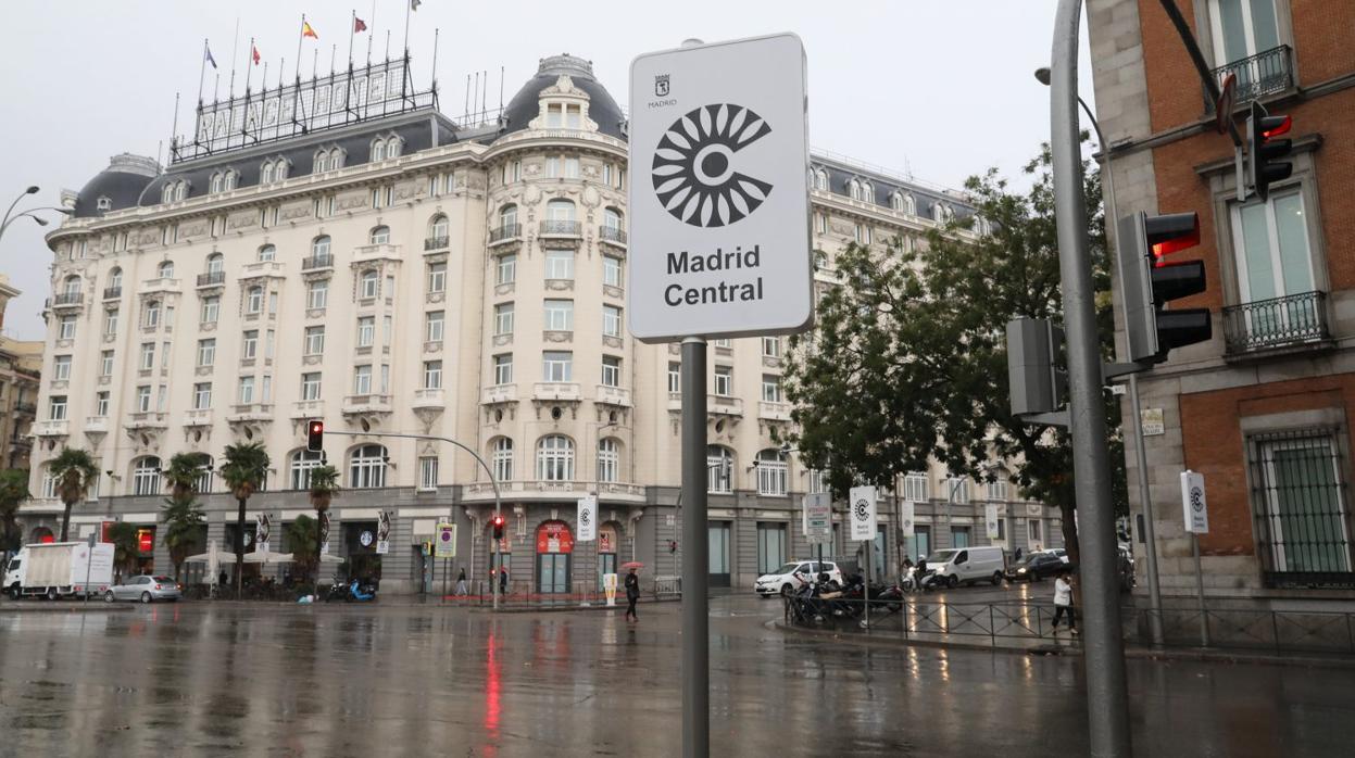 Panel informativo de Madrid Central en la plaza de Neptuno