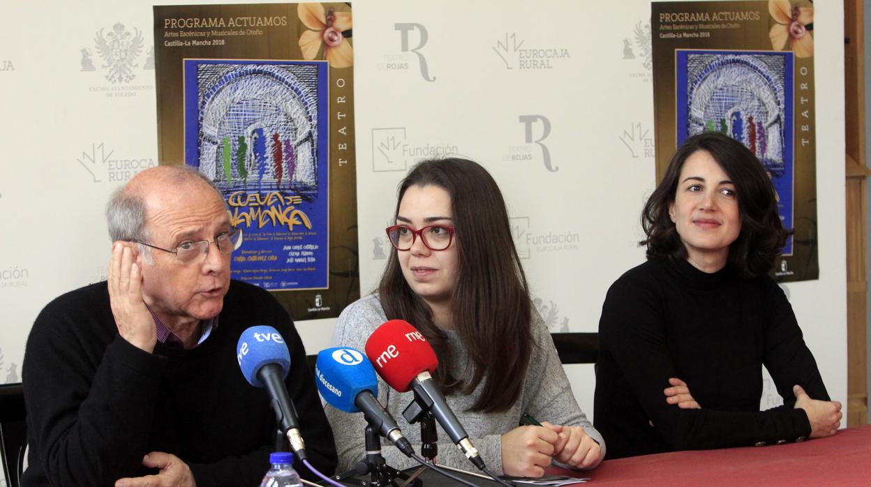 Emilio Gutiérrez Caba, Nuria Cogolludo y la actriz María Besant durante la presentación de la obra