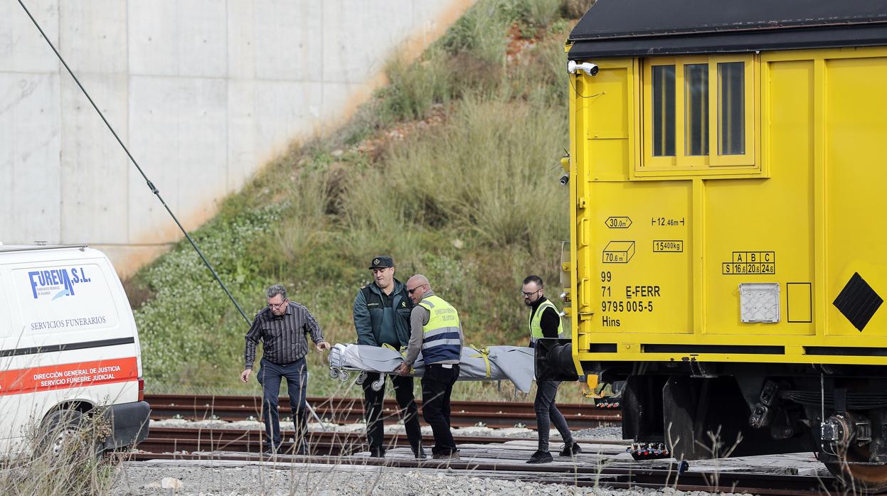 Momento en el que retiran el cuerpo del trabajador de 38 años, fallecido tras sufrir una fuerte descarga eléctrica al tocar la catenaria de unas vías del AVE