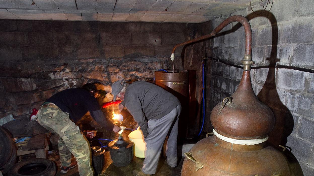 Alambique en una aldea de Orense durante la elaboración de licor