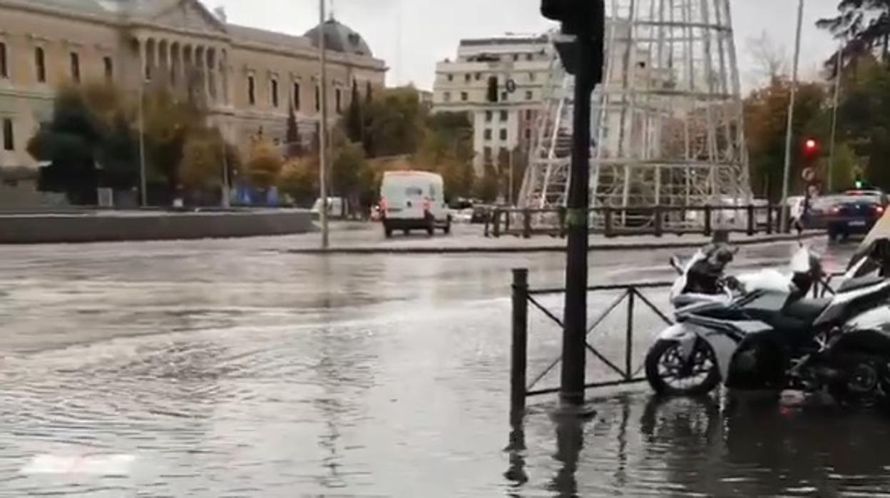 El charco en la plaza de Colón