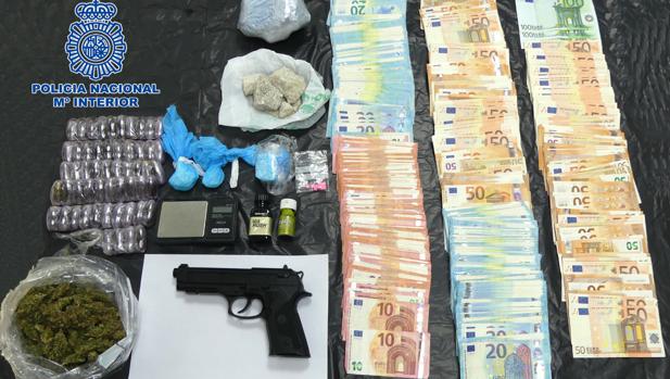 Doce detenidos y 8.800 dosis incautadas en la mayor operación antidroga del año en Santiago