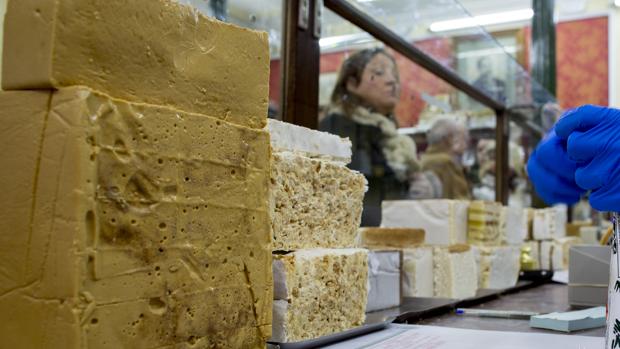 Cuatro detenidos, entre ellos un menor, por robar más de 70 tabletas de turrón de una tienda en Valladolid