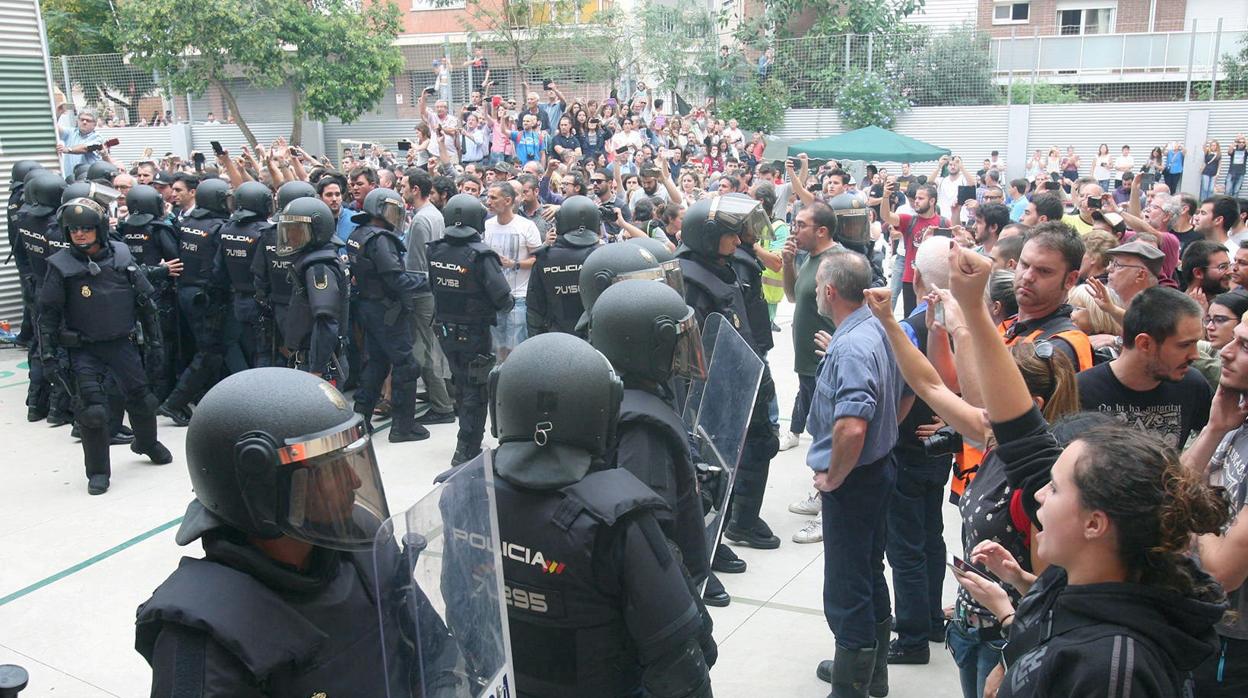 Manifestantes durante el referéndum ilegal del 1-O