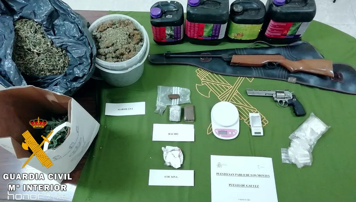 Drogas y armas intervenidas por la Guardia Civil