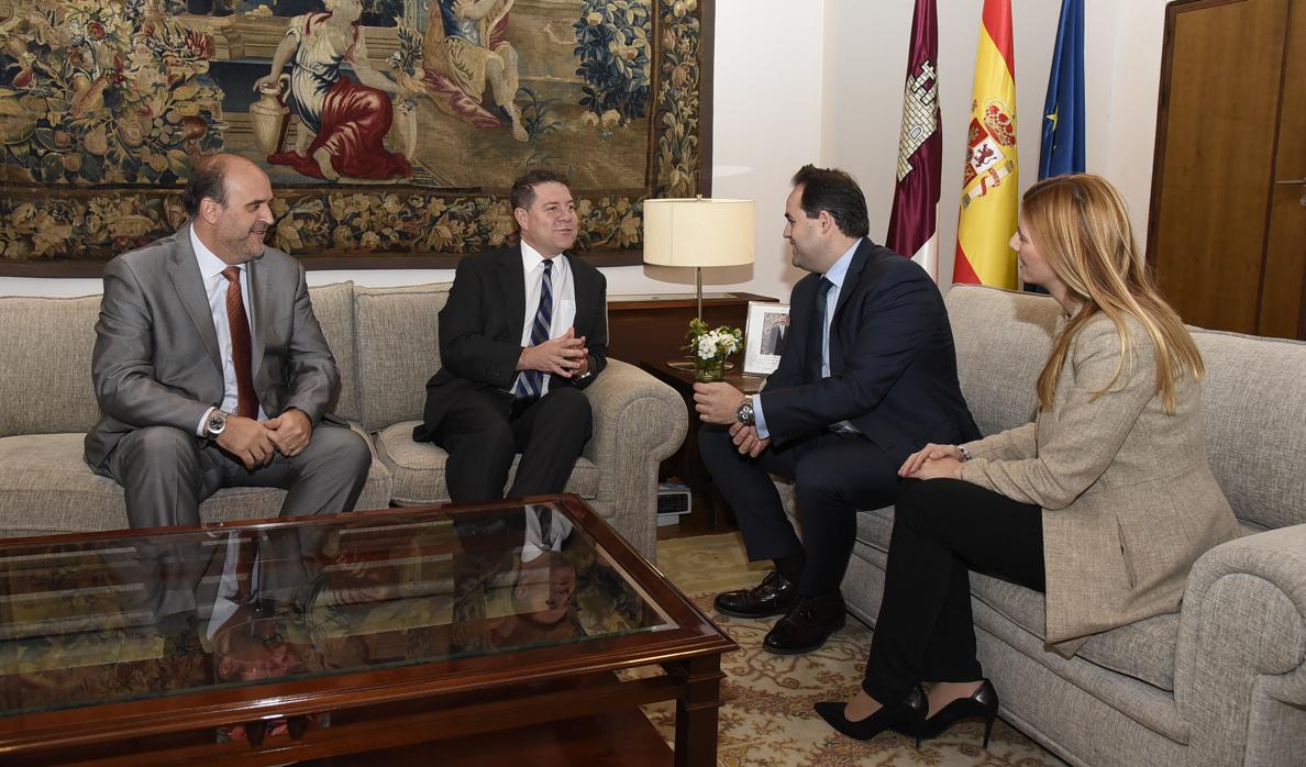 Reunión entre García-Page y Paco Núñez, acompañados por Martínez Guijarro y por Carolina Agudo