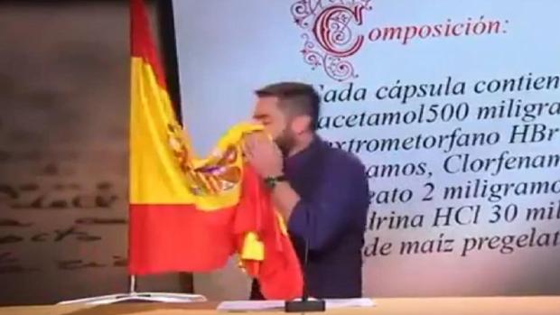 Dani Mateo imputado por un juez de Madrid por sonarse los mocos con la bandera de España