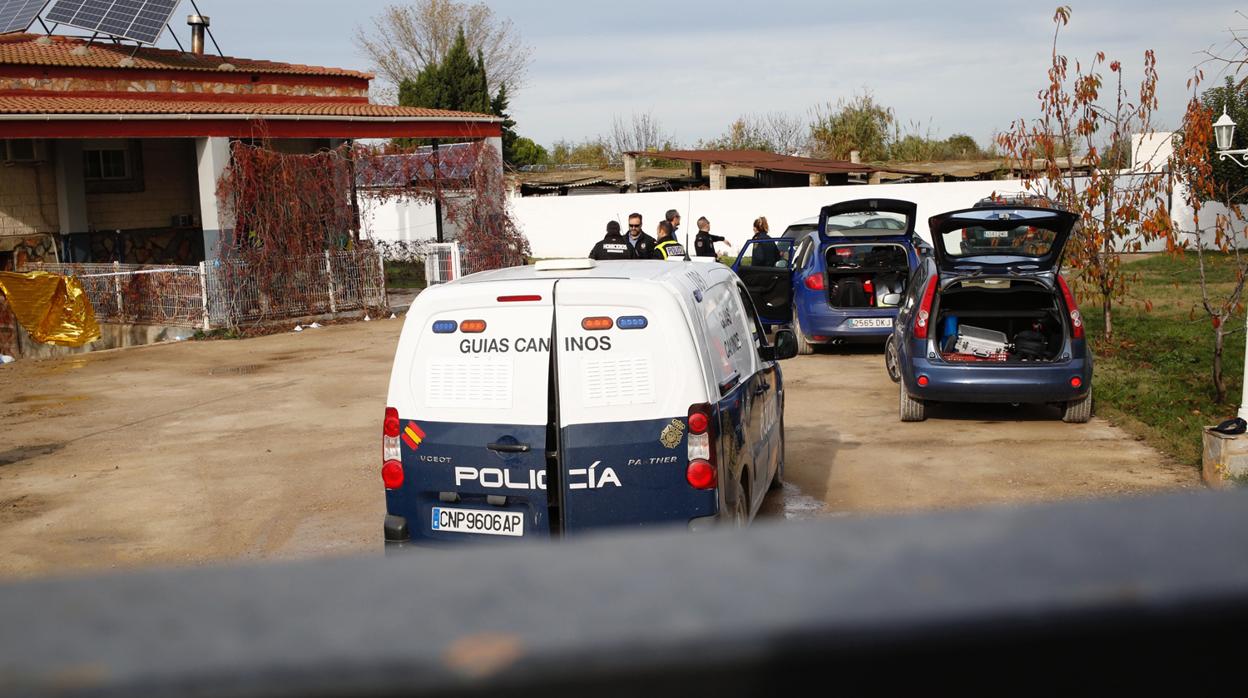 Agentes de la Policía, en el lugar en el que se produjo el tiroteo