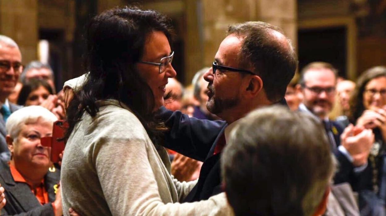 ALfred Bosch saluda a la esposa de Raül Romeva, exconsejero encarcelado, en la Generalitat