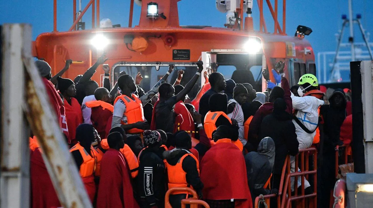 Los efectivos continúan la búsqueda de los 13 desaparecidos en el mar