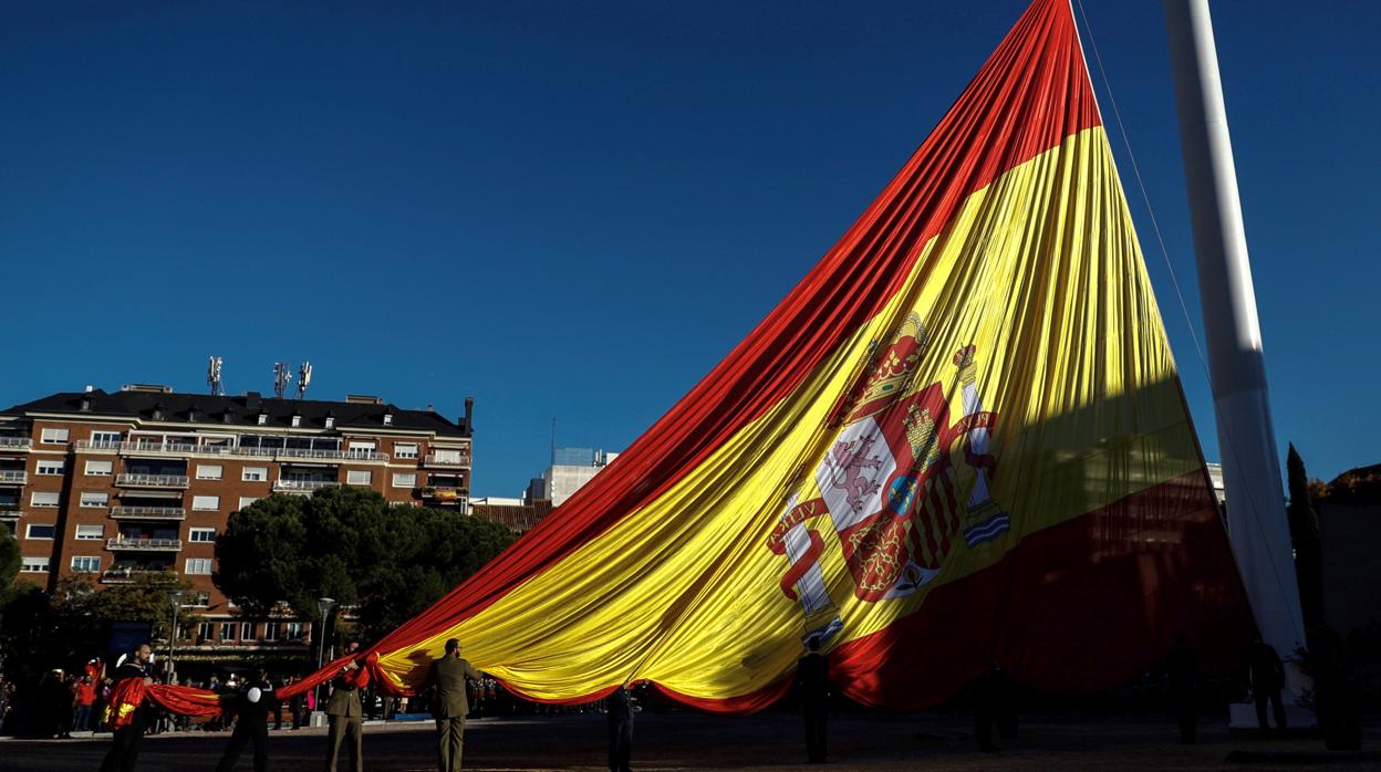 El izado de la bandera nacional en la Plaza de Colón de Madrid con motivo del Día de la Constitución