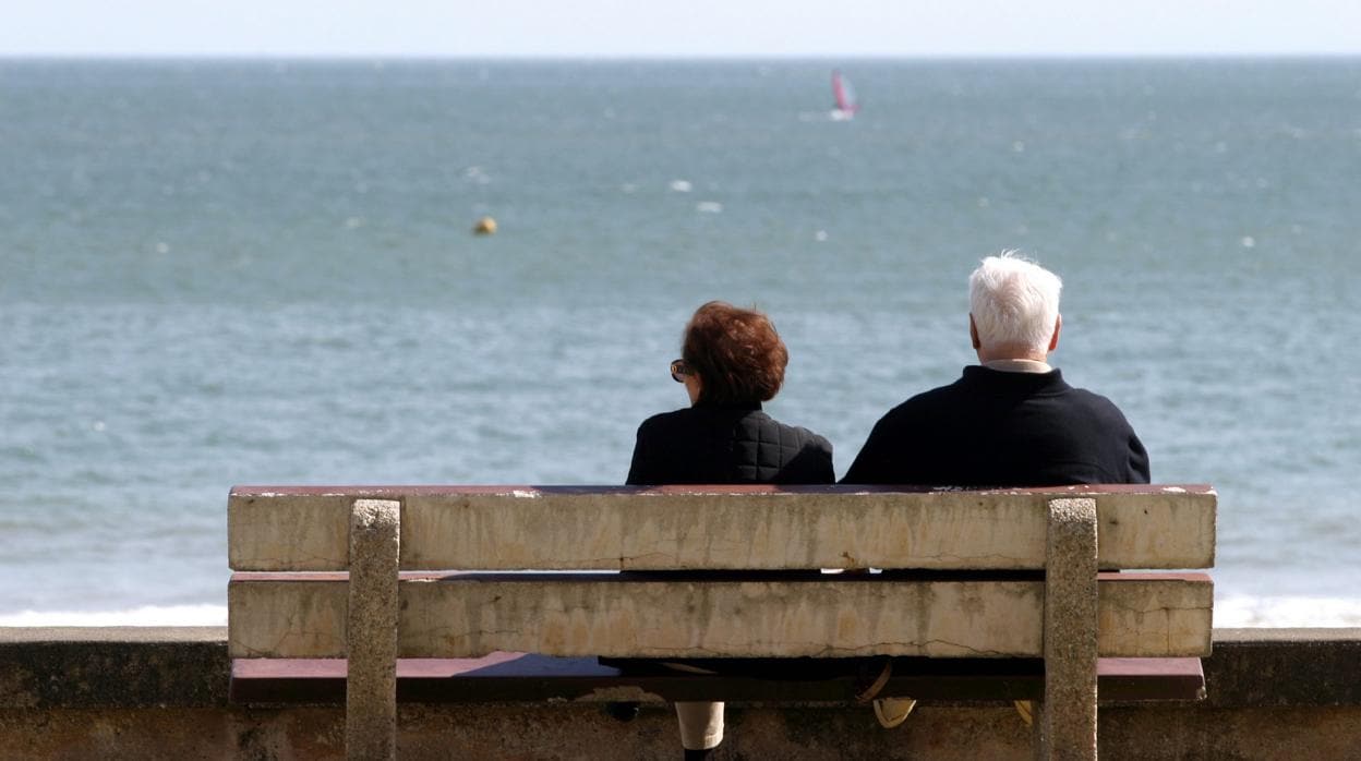 Dos pensionistas, en un paseo costero