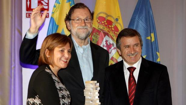 Rajoy recibe un premio por su defensa de la Constitución frente al independentismo