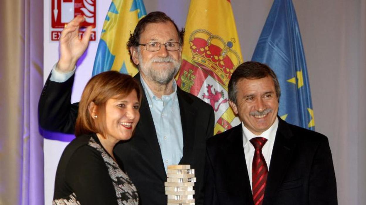 Rajoy con el premio, flanqueado por Bonig y Aracil