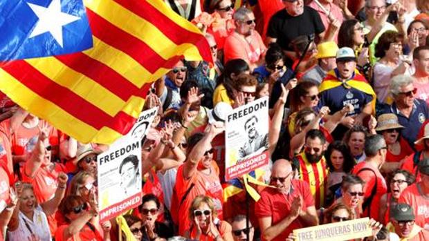 Repunta el independentismo en Cataluña pero los partidos secesionistas siguen cayendo