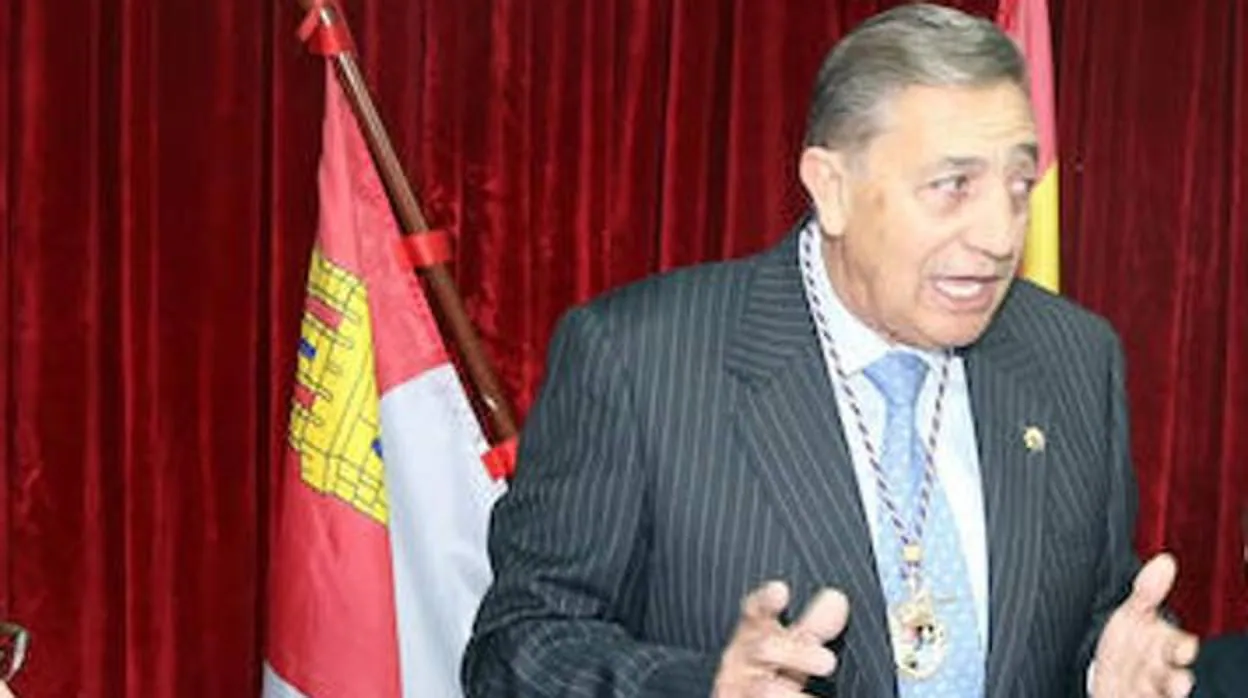 Santiago Bayo, alcalde de Maderuelo, el día que recibió la Medalla de Oro al mérito por el trabajo en favor de la provincia, en 2012