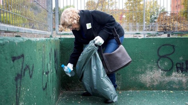 Carmena, «basurera» en Vallecas a seis meses de las elecciones