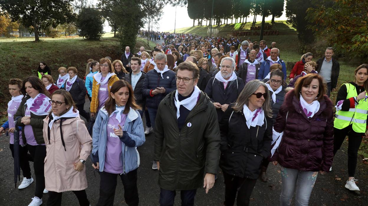 El presidente de la Xunta (c), acompañado de miembros del Gobierno gallego, en la marcha al Obradoiro