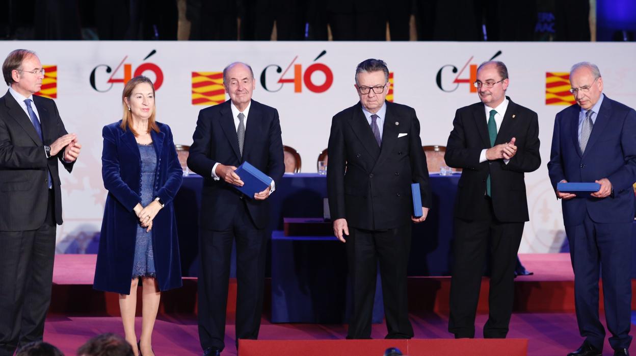 De izquierda a derecha, los presidentes del Senado y del Congreso, Miguel Roca, Miguel Herrero y Rodríguez de Miñón, el presidente aragonés Javier Lambán, y Alfonso Guerra