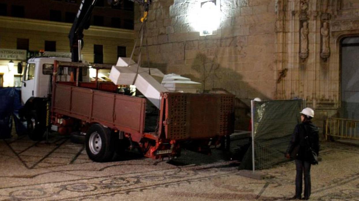 La Cruz de Callosa de Segura, cargada en el camión para su traslado