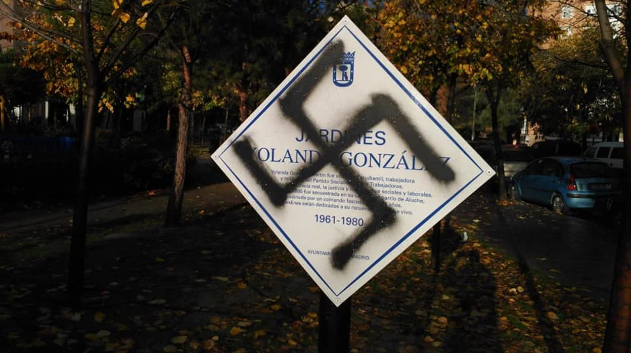 Pintada neonazi en la placa homenaje a Yolanda González, instalada en unos jardines de Aluche