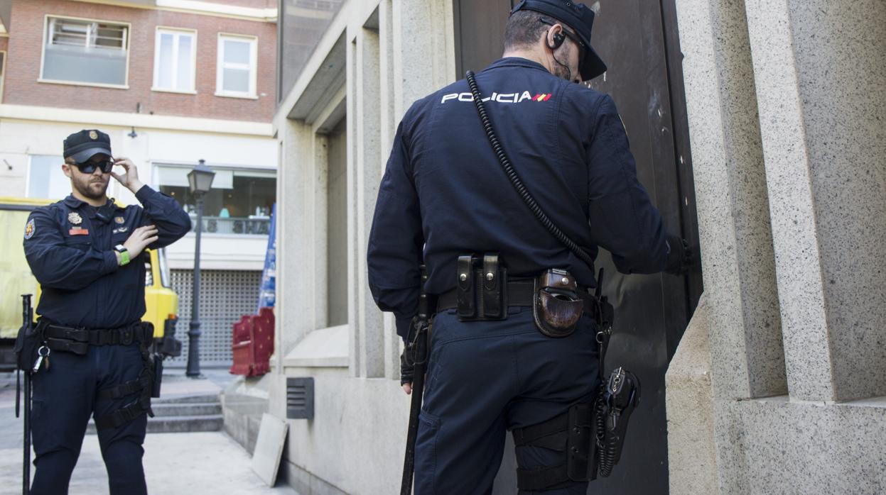 Dos agentes de la Policía Nacional en un operativo