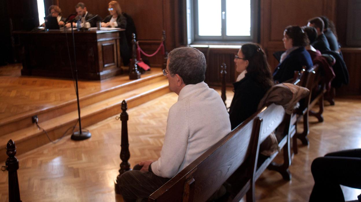 Miguel Rosendo, en primer término, este martes durante la última sesión del juicio en la Audiencia de Pontevedra