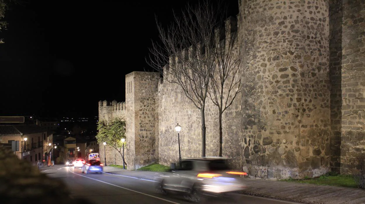 El tramo de muralla entre la Puerta de Bisagra y la Puerta Nueva estrena iluminación
