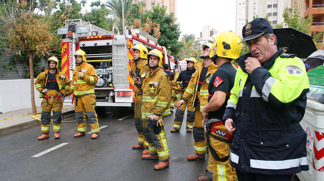 Imagen de archivo de efectivos de los bomberos y la Policía Local de Benidorm