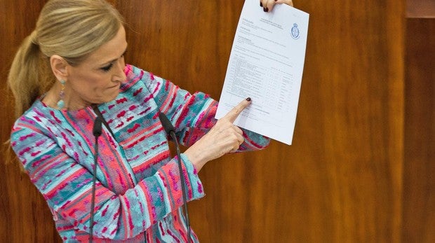 La juez procesa a Cifuentes por su máster en la URJC: irá a juicio por falsedad documental