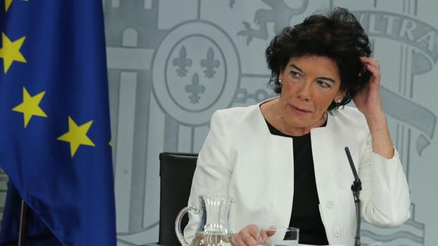 El Constitucional admite el recurso del Gobierno contra la reprobación del Rey