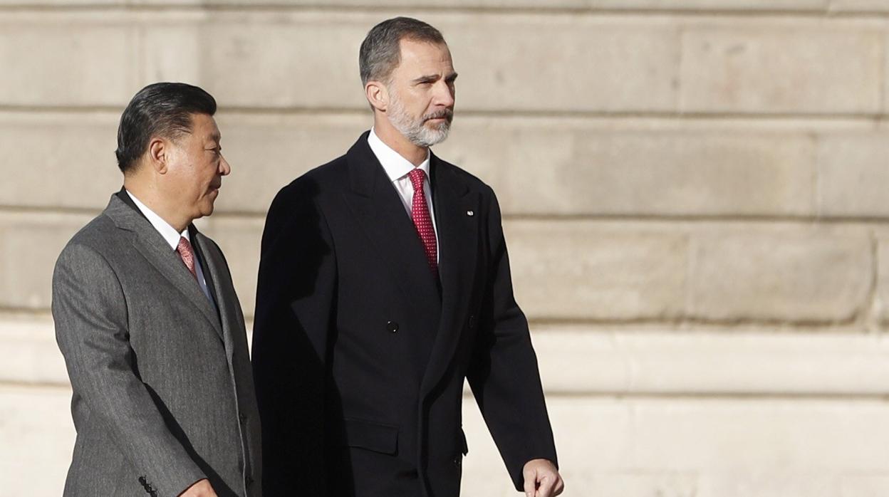 El rey Felipe VI junto al presidente de China, Xi Jinping, hoy durante el recibimiento oficial de los Reyes