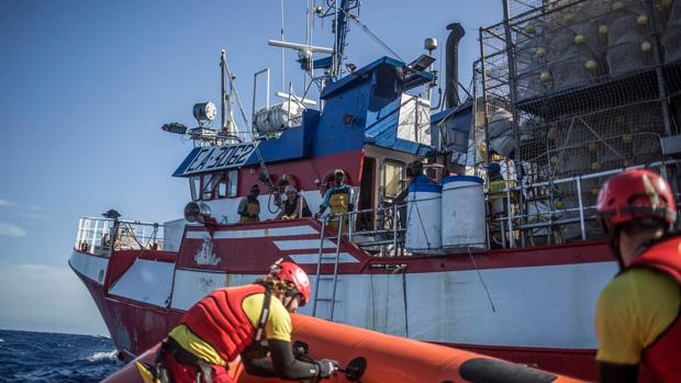 El pesquero español «Nuestra Señora de Loreto» pone rumbo al oeste para recibir ayuda del «Open Arms»