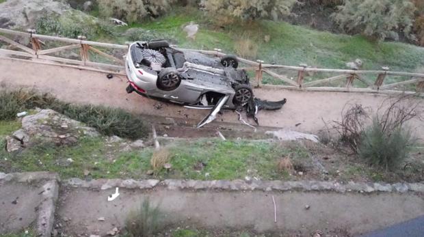 Cae un coche a la senda ecológica tras dar varias vueltas de campana