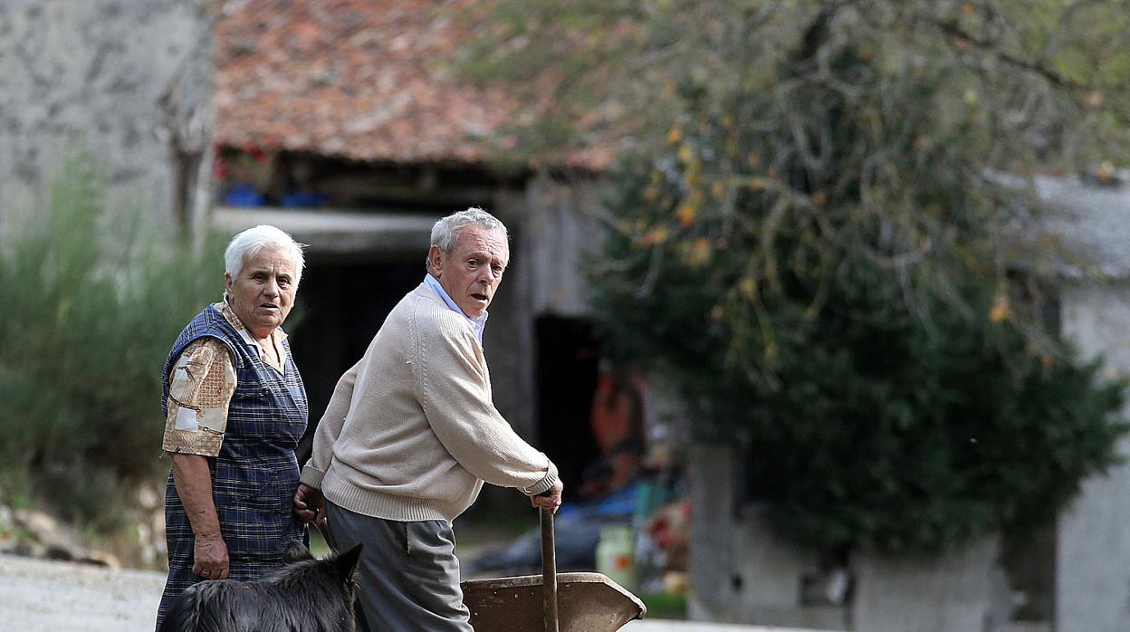 Una pareja de vecinos en el rural gallego