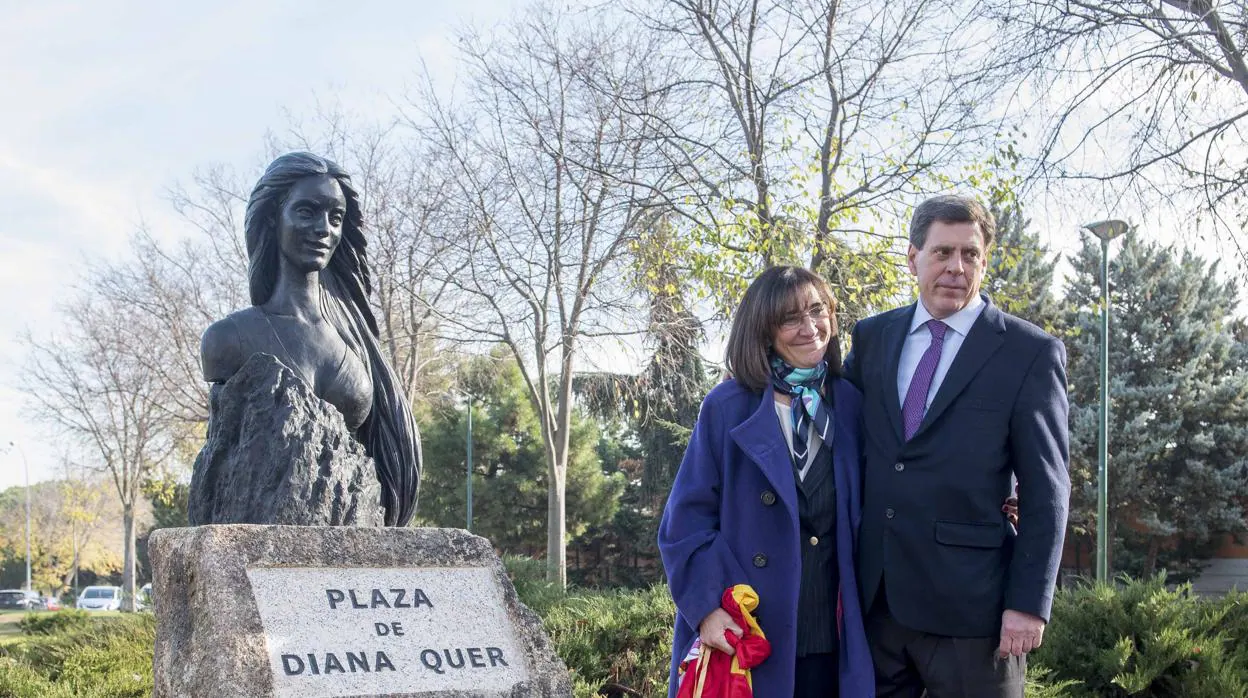 El monumento a Diana Quer; junto a él, su padre, Juan Carlos Quer, y la alcaldesa de Pozuelo