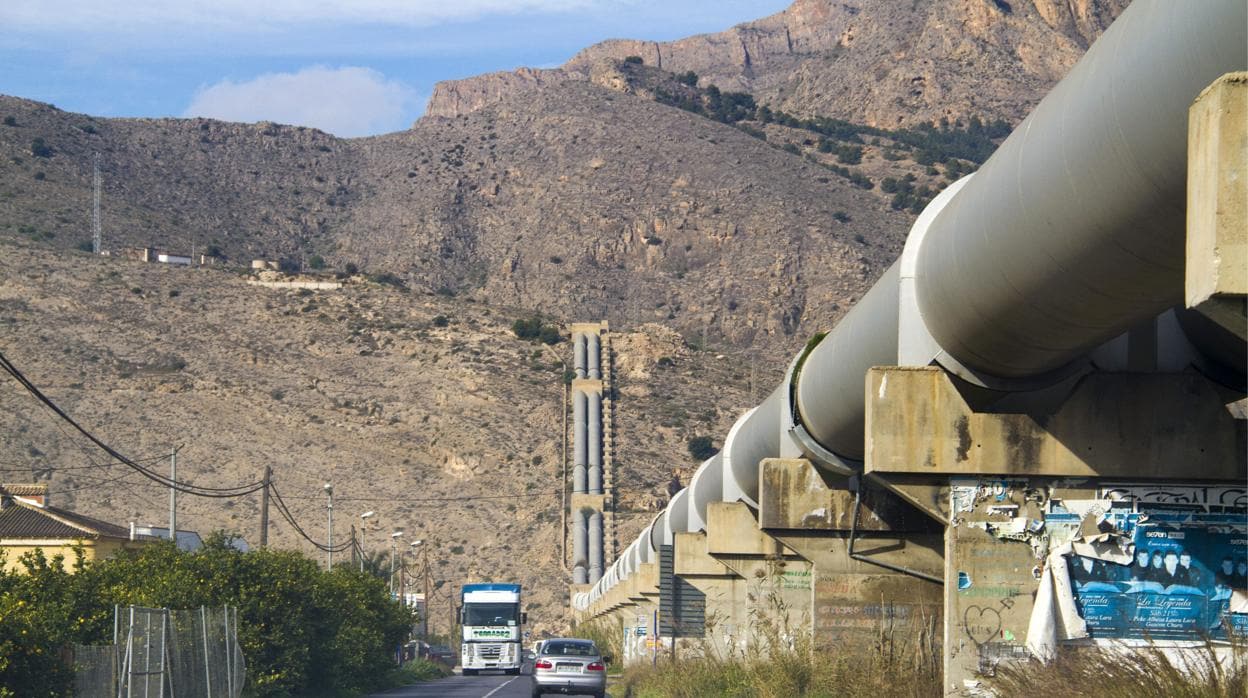 Imagen de la conducción del trasvase del Tajo al Segura al paso por Alicante